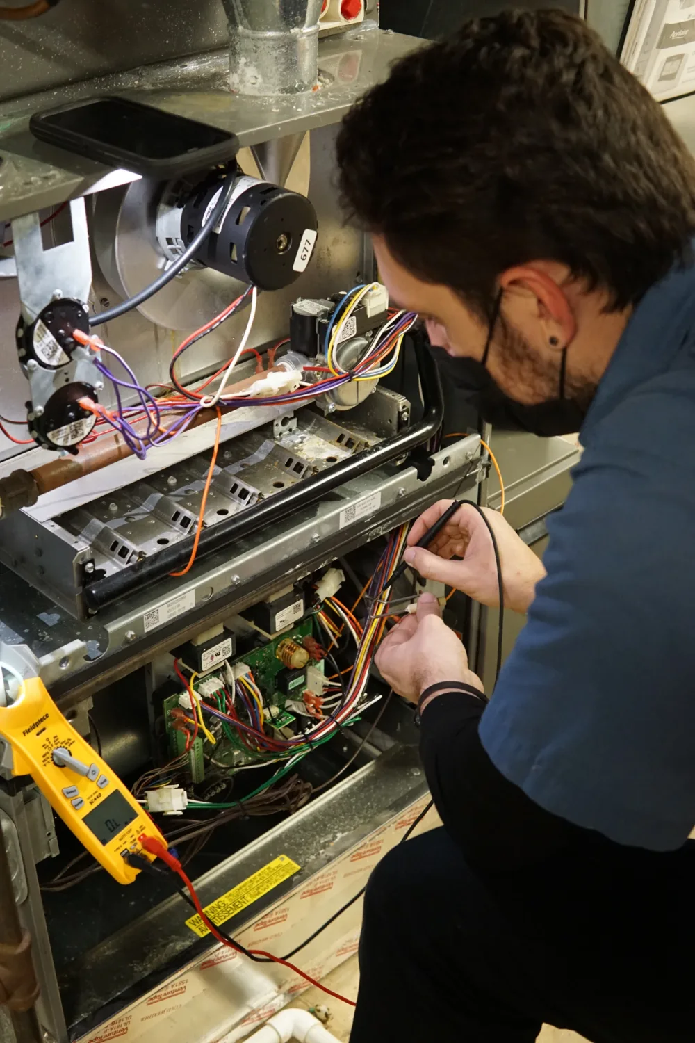 emergency electrician working in a chicagoland suburban home